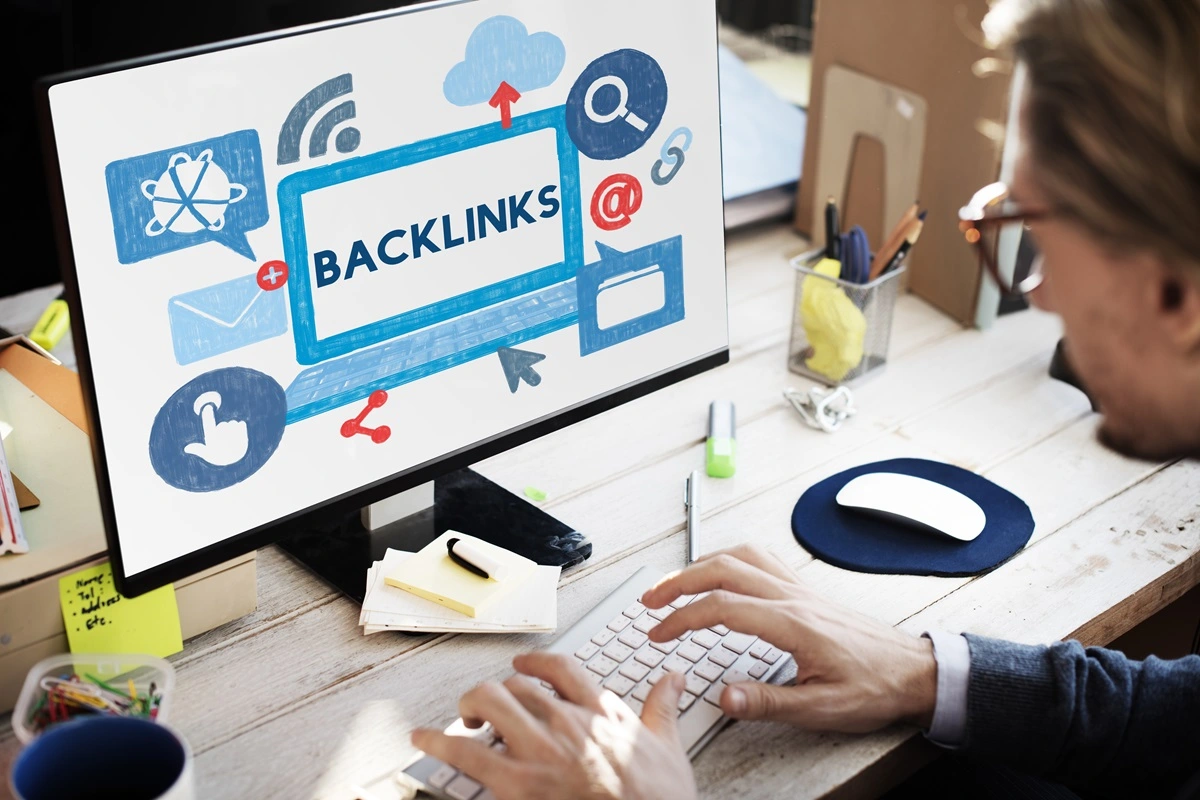 homem digitando em uma tela representando backlinks